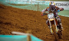 开云体育官网-橙衣风暴席卷巴黎，铁腰卡塞米罗一肩扛起全队脊梁