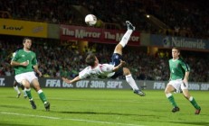 开云体育在线-英格兰0-2不敌波兰，夺冠形势蒙上阴影