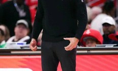 开云体育下载-火箭换帅，战绩失利引争议