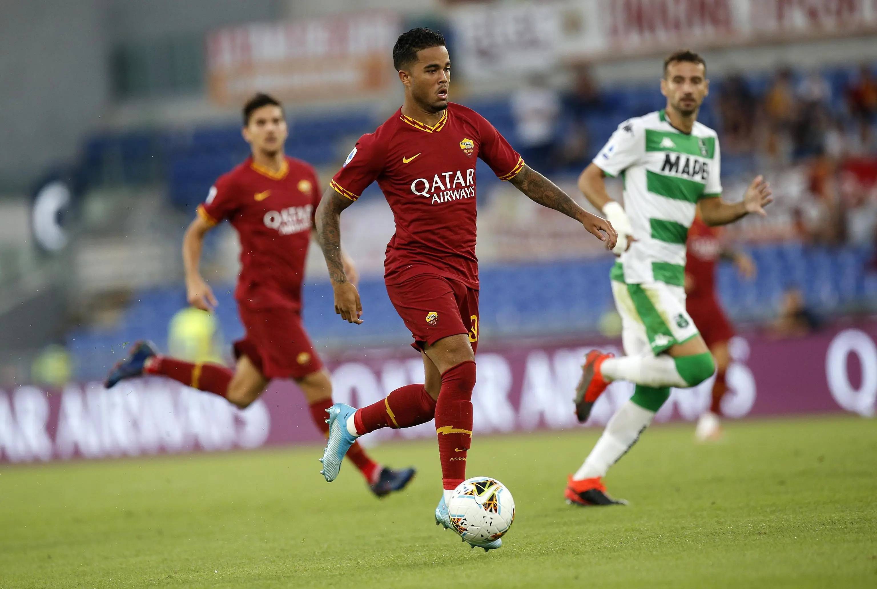 精彩的足球比赛场面引人入胜