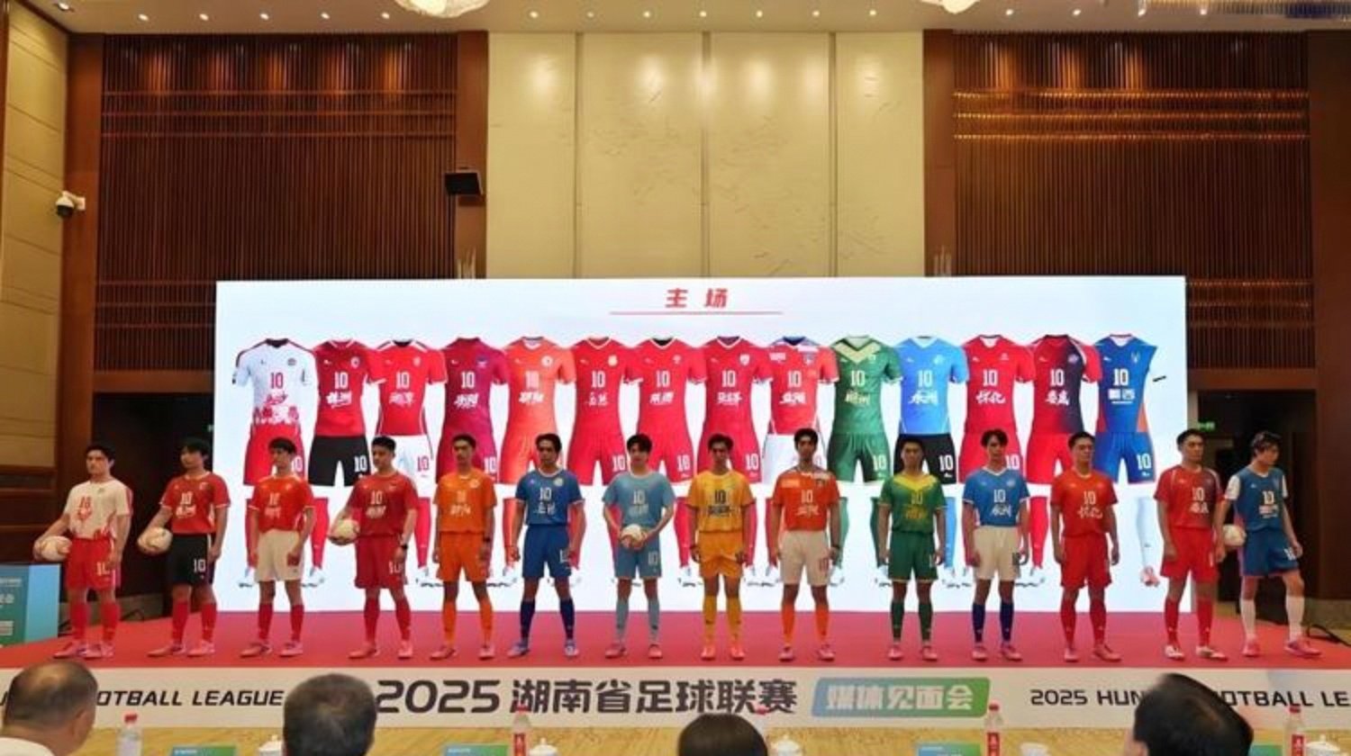 国内足球联赛赛场沸腾,选手表现稳定 国内足球联赛赛场沸腾,选手表现稳定