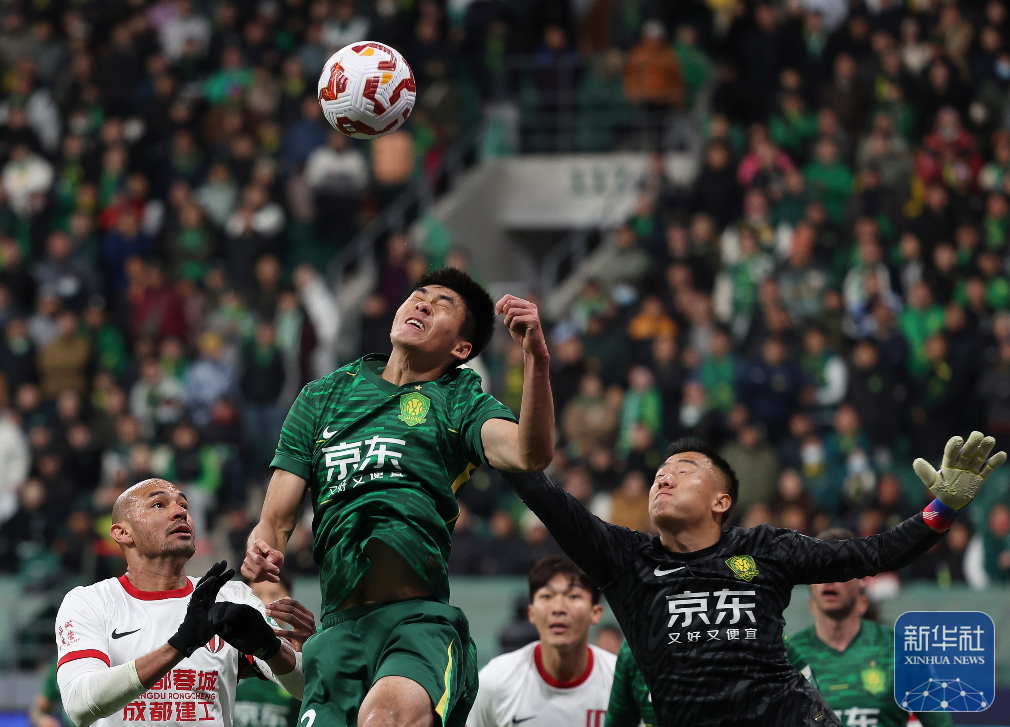 国内足球联赛赛场沸腾,选手表现稳定 国内足球联赛赛场沸腾,选手表现稳定