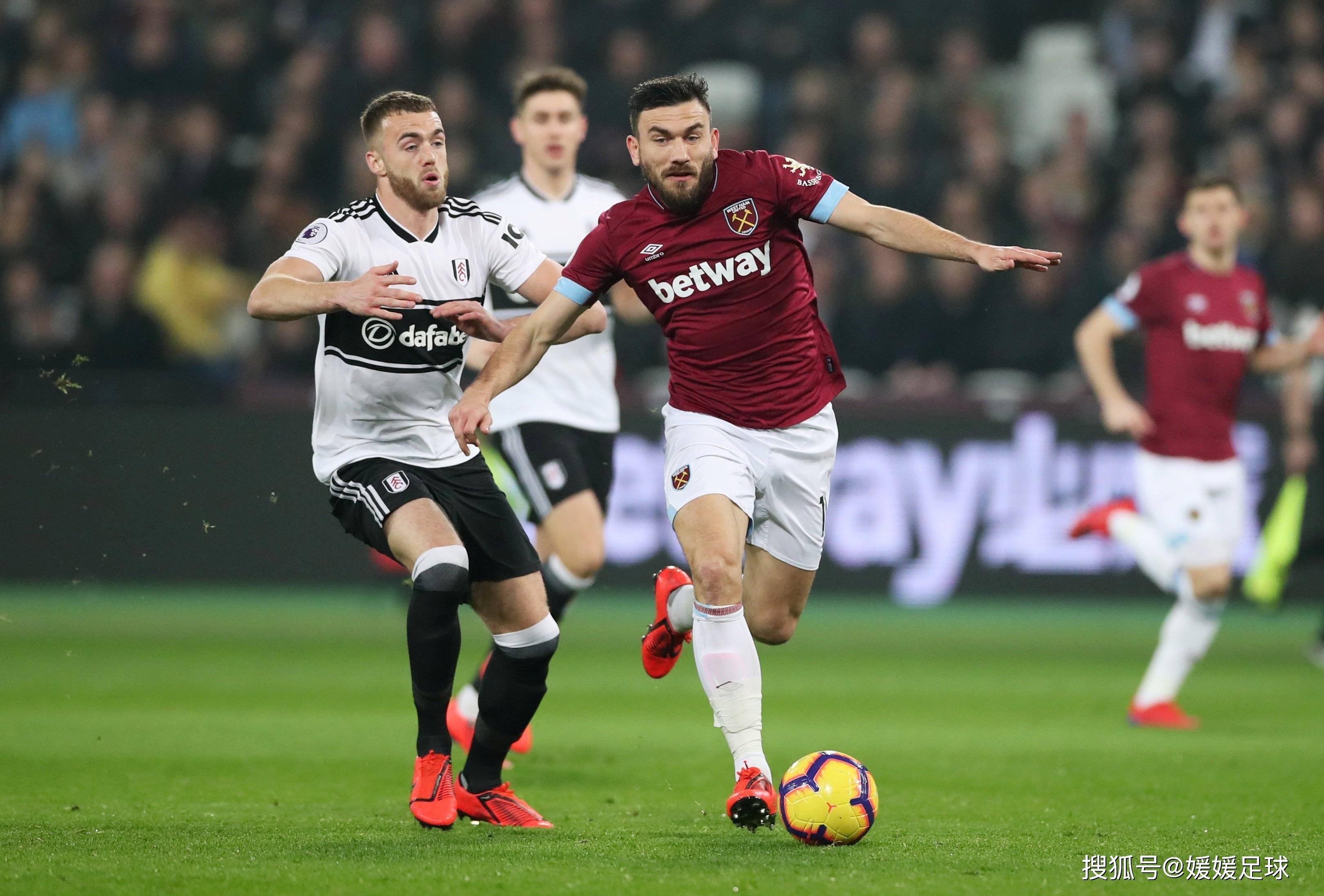 巴恩斯利主场保级成功,英冠生存希望再现 巴恩斯利主场保级成功,英冠生存希望再现